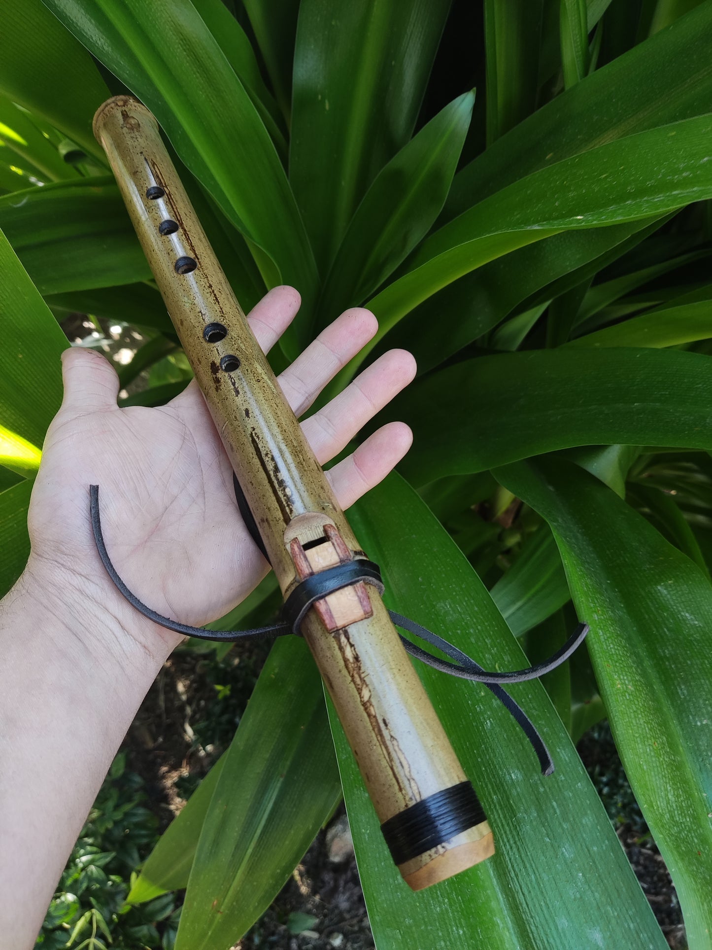 Ethnic Native American and Oriental Style Bamboo Flute in the key of B. Rustic Native flute with an ethnic design | Rui Gomes