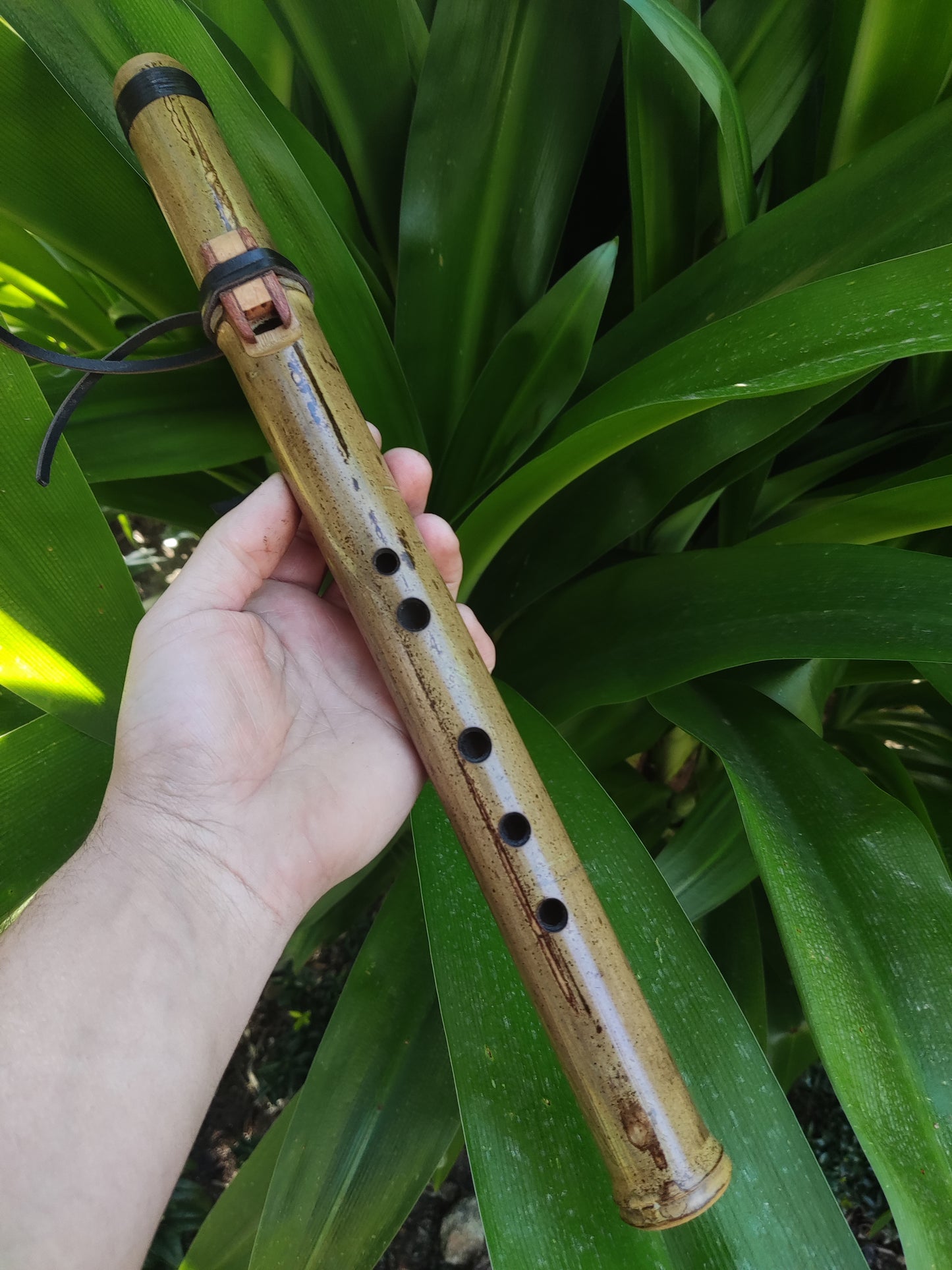 Ethnic Native American and Oriental Style Bamboo Flute in the key of B. Rustic Native flute with an ethnic design | Rui Gomes