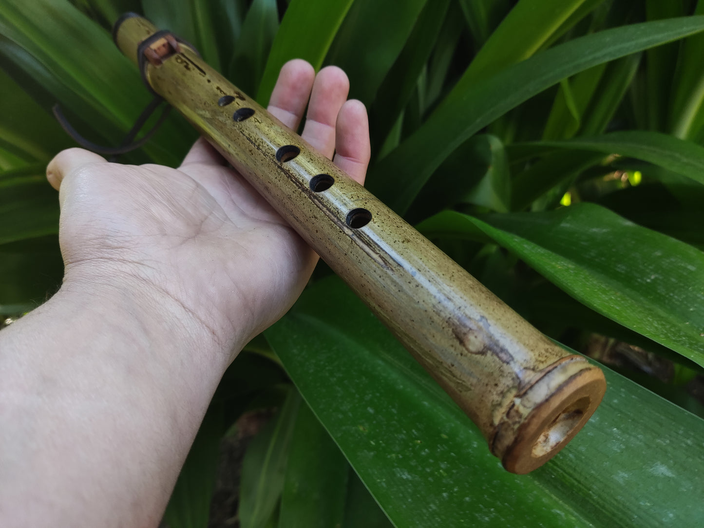 Ethnic Native American and Oriental Style Bamboo Flute in the key of B. Rustic Native flute with an ethnic design | Rui Gomes