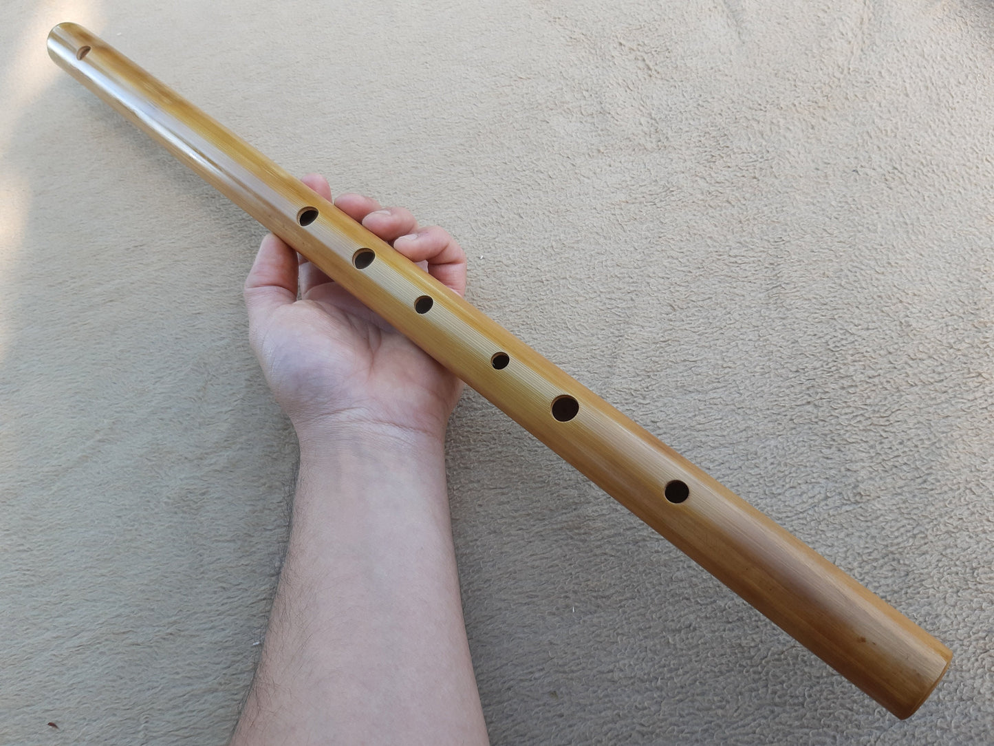 Transverse flute tuned to E Major scale, made of Specially selected Bamboo, and oncert tuned in A440Hz. Light brown color | Rui Gomes
