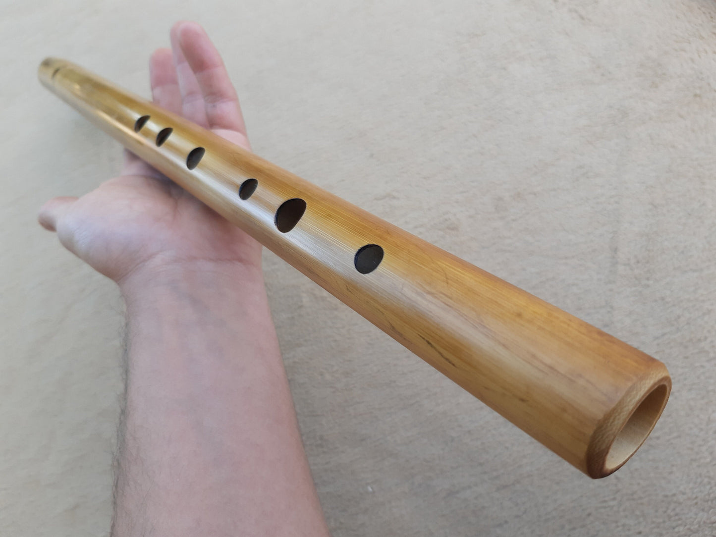 Transverse flute tuned to E Major scale, made of Specially selected Bamboo, and oncert tuned in A440Hz. Light brown color | Rui Gomes