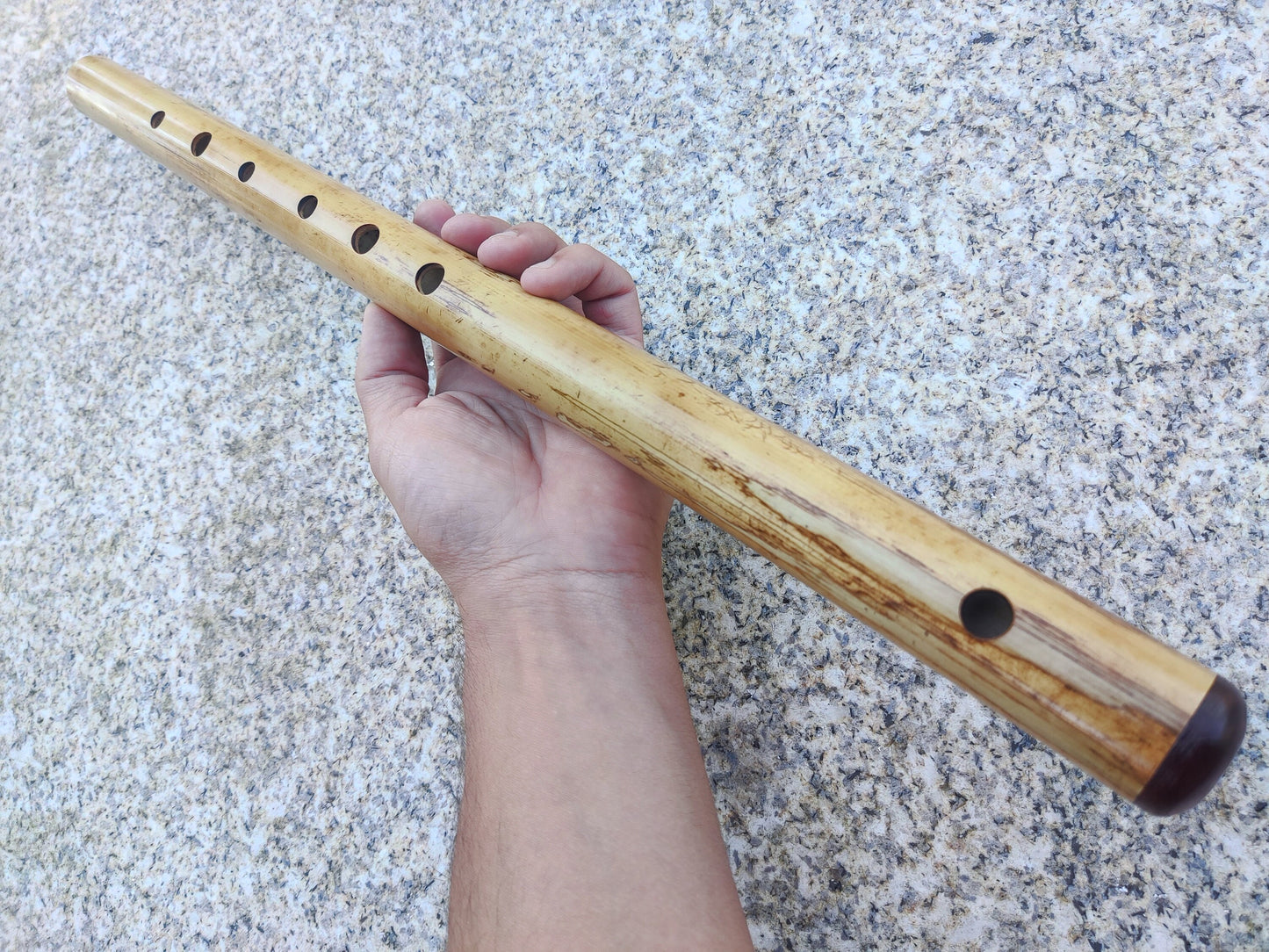 Transverse flute tuned to E Major scale, made of Specially selected Bamboo, and oncert tuned in A440Hz. Light brown color | Rui Gomes