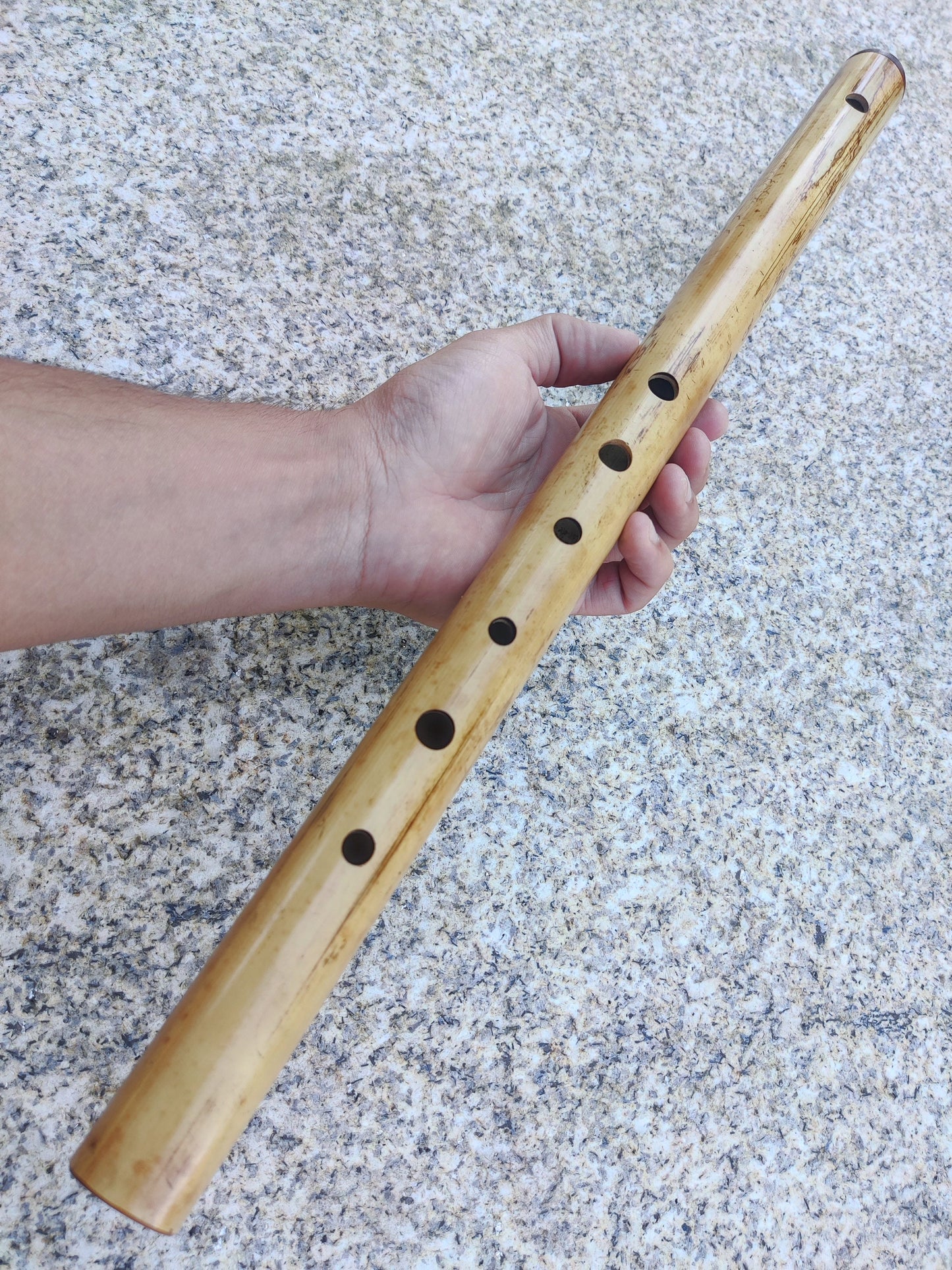 Transverse flute tuned to E Major scale, made of Specially selected Bamboo, and oncert tuned in A440Hz. Light brown color | Rui Gomes