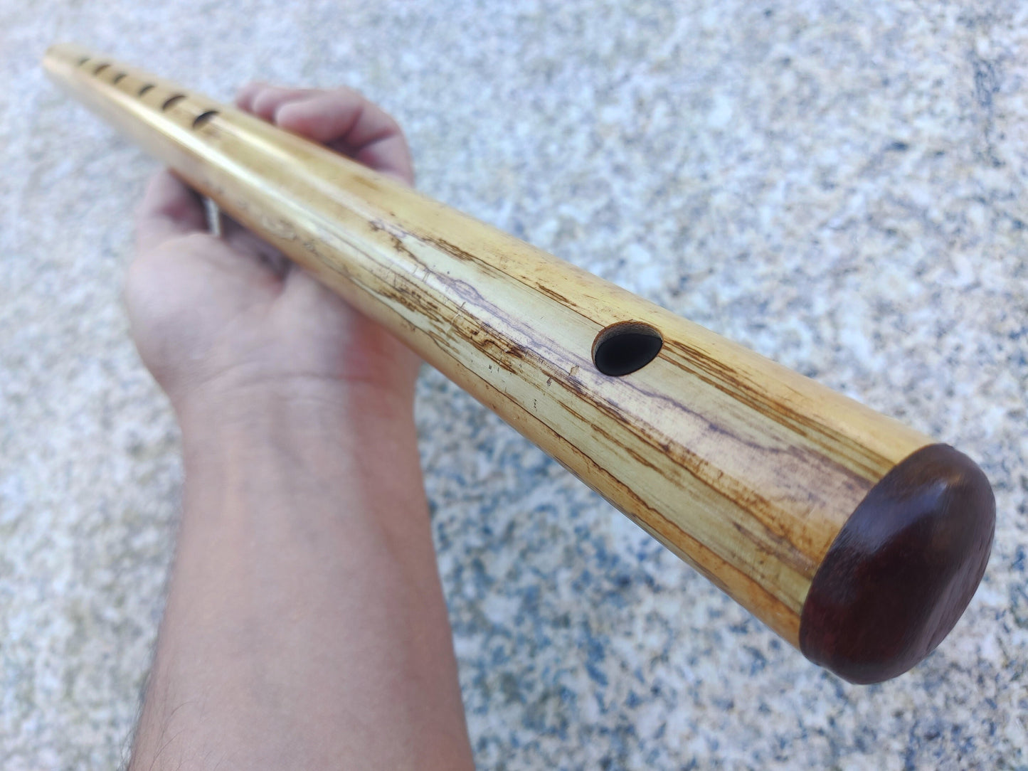 Transverse flute tuned to E Major scale, made of Specially selected Bamboo, and oncert tuned in A440Hz. Light brown color | Rui Gomes