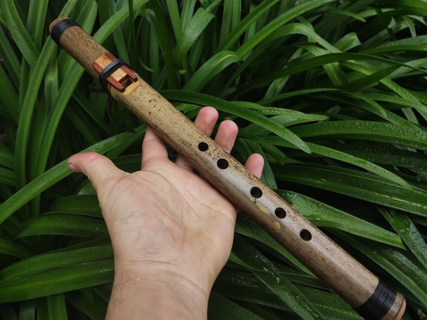 Ethnic Native American and Oriental Style Bamboo Flute in the key of high C. Rustic Native flute with an ethnic design | Rui Gomes