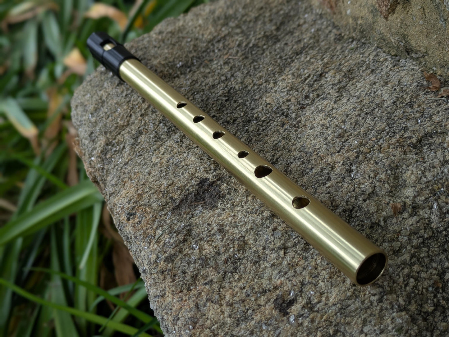 Brass Tunable Whistle in D | High D Whistle, for Irish and Celtic music | Gift for musician | New model | Sweet tone | Rui Gomes