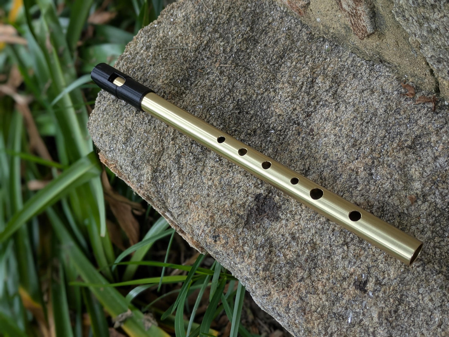 Brass Tunable Whistle in D | High D Whistle, for Irish and Celtic music | Gift for musician | New model | Sweet tone | Rui Gomes
