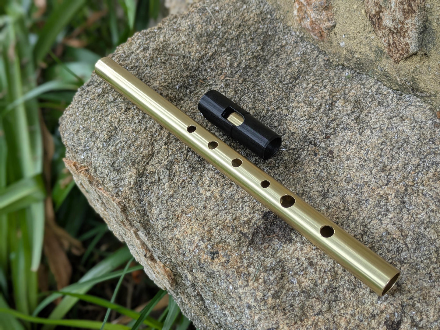 Brass Tunable Whistle in D | High D Whistle, for Irish and Celtic music | Gift for musician | New model | Sweet tone | Rui Gomes