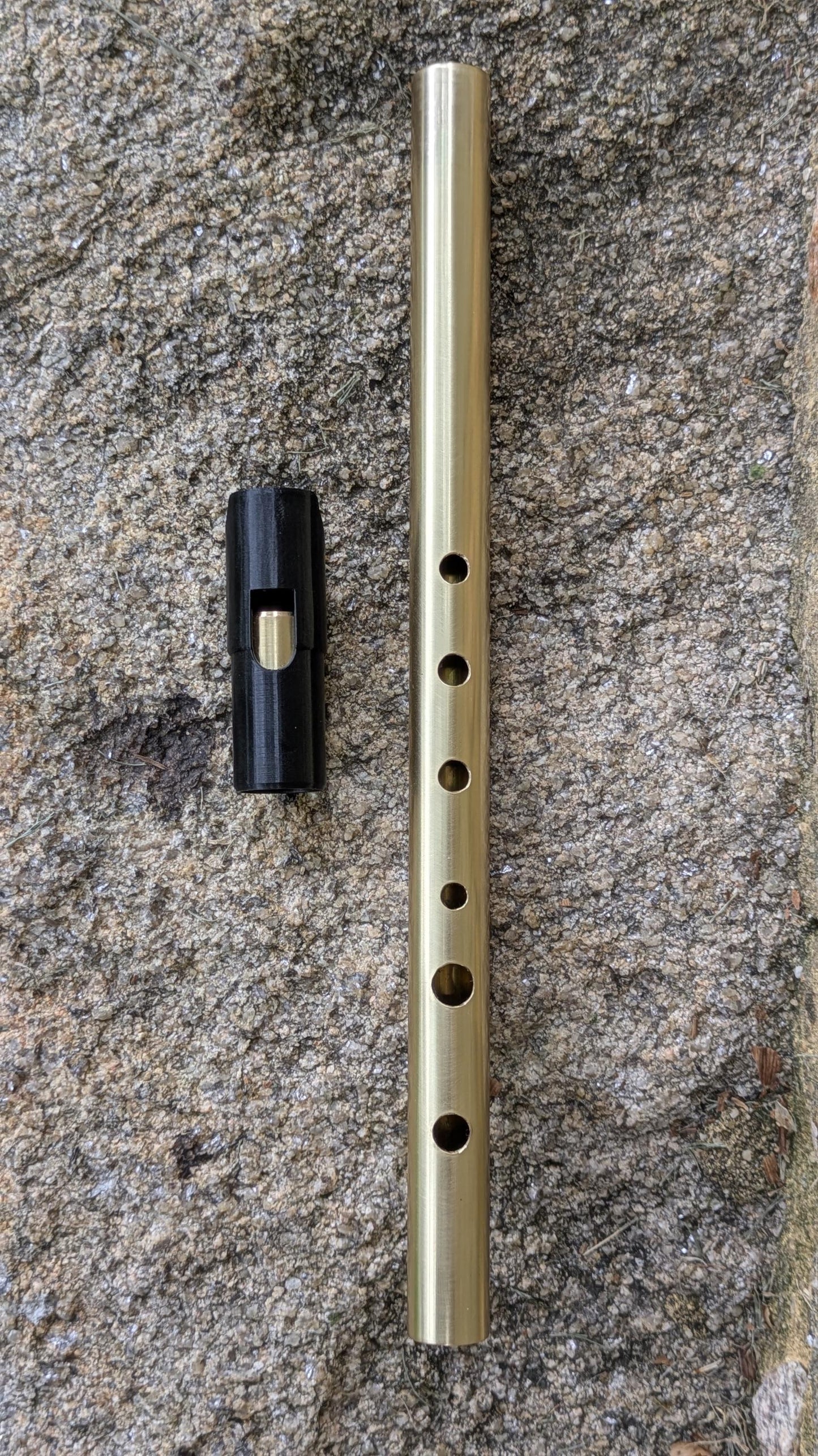 Brass Tunable Whistle in D | High D Whistle, for Irish and Celtic music | Gift for musician | New model | Sweet tone | Rui Gomes