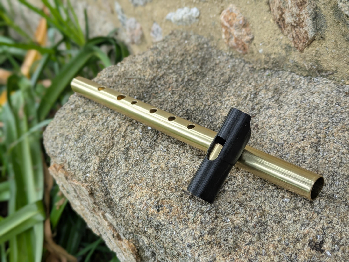 Brass Tunable Whistle in D | High D Whistle, for Irish and Celtic music | Gift for musician | New model | Sweet tone | Rui Gomes