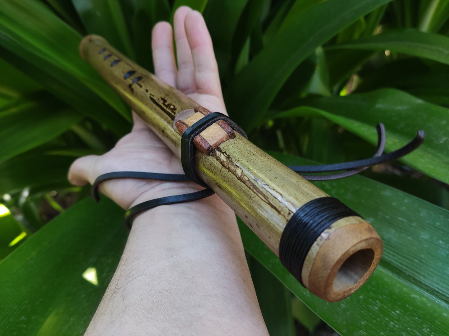 Ethnic Native American and Oriental Style Bamboo Flute in the key of B. Rustic Native flute with an ethnic design | Sopro Flutes
