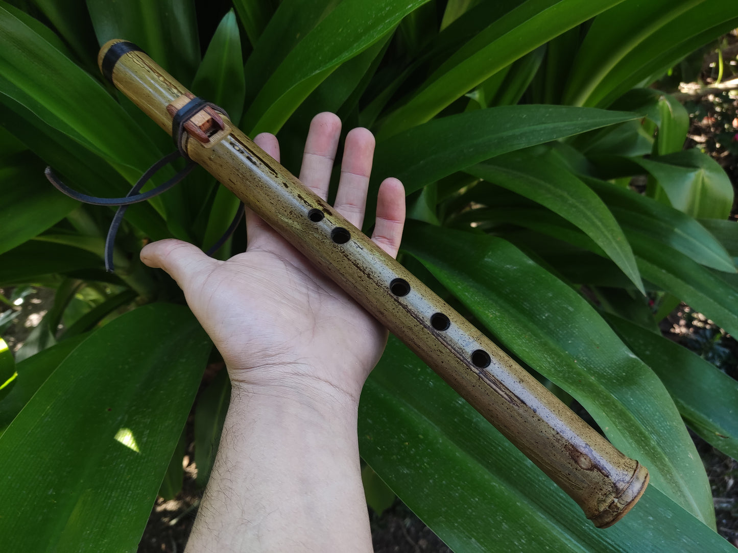 Ethnic Native American and Oriental Style Bamboo Flute in the key of B. Rustic Native flute with an ethnic design | Sopro Flutes